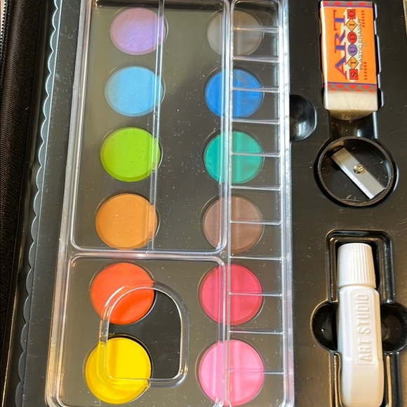 Art Studio Case Colorful Art Set with Markers and Crayons - Picture 4 of 6